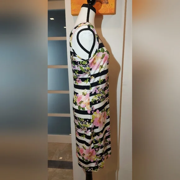 Discreet Black and White Striped Floral Dress - Picture 4 of 9
